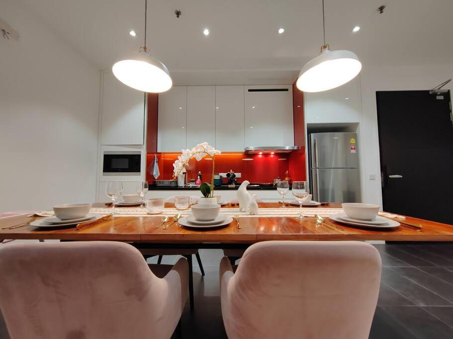 Arcoris Mont Kiara 18# Deluxe 2 Bedroom With Balcony Kl #1-4pax * Kuala Lumpur