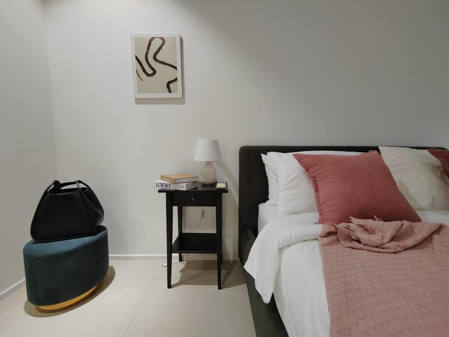 Arcoris Mont Kiara 18# Deluxe 2 Bedroom With Balcony Kl #1-4pax *