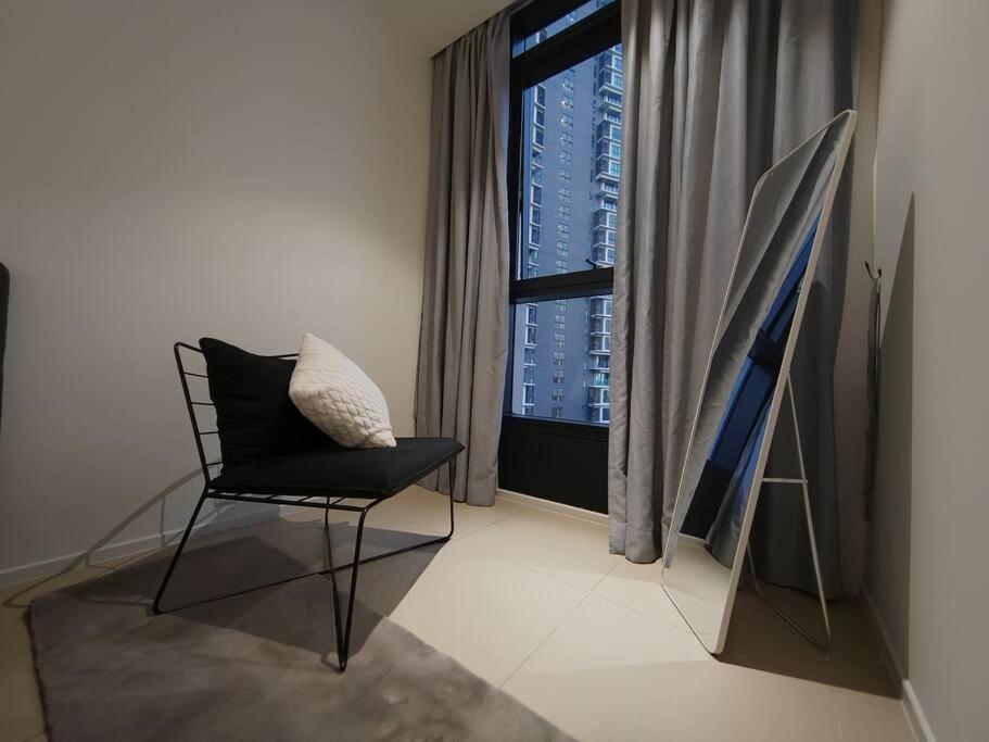 Arcoris Mont Kiara 18# Deluxe 2 Bedroom With Balcony Kl #1-4pax *