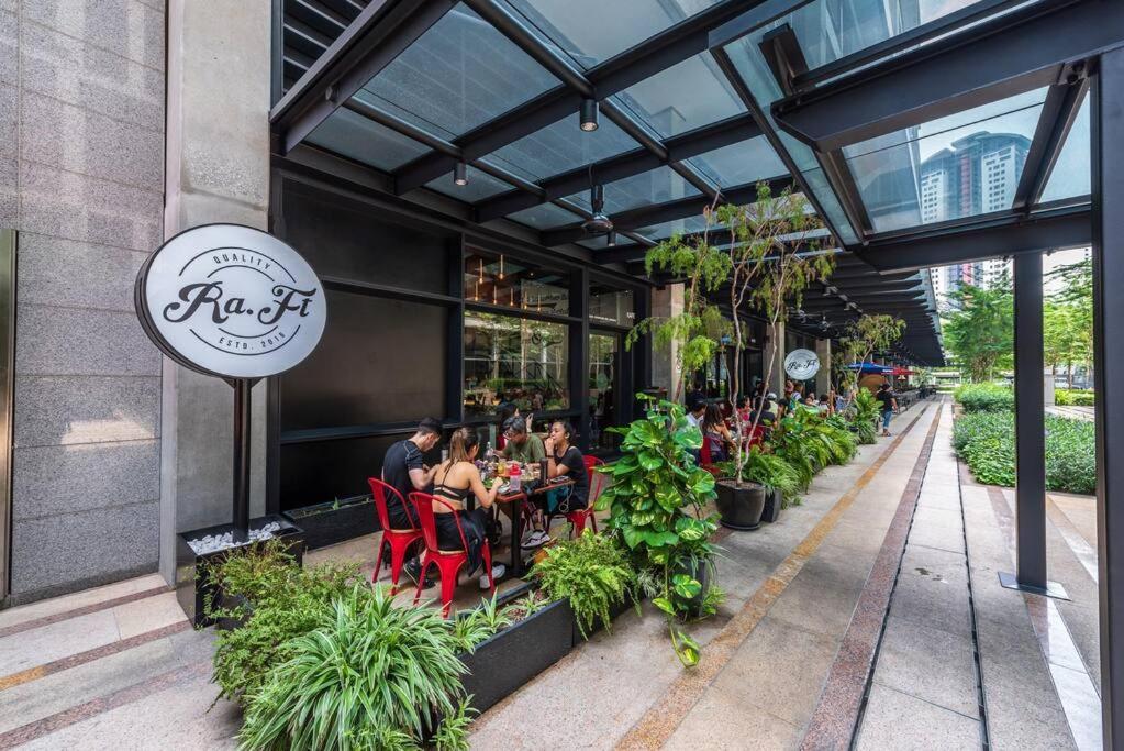 Pangsapuri Arcoris Mont Kiara 18# Deluxe 2 Bedroom With Balcony Kl #1-4pax *